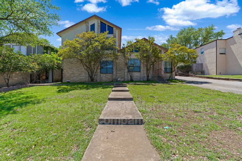 1932 Broken Oak Street