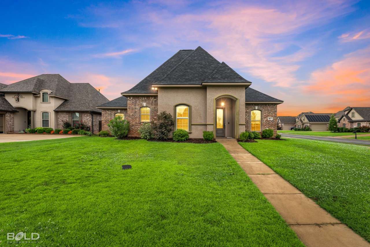 Check Out this 3 bed 2 bath in Dogwood South!