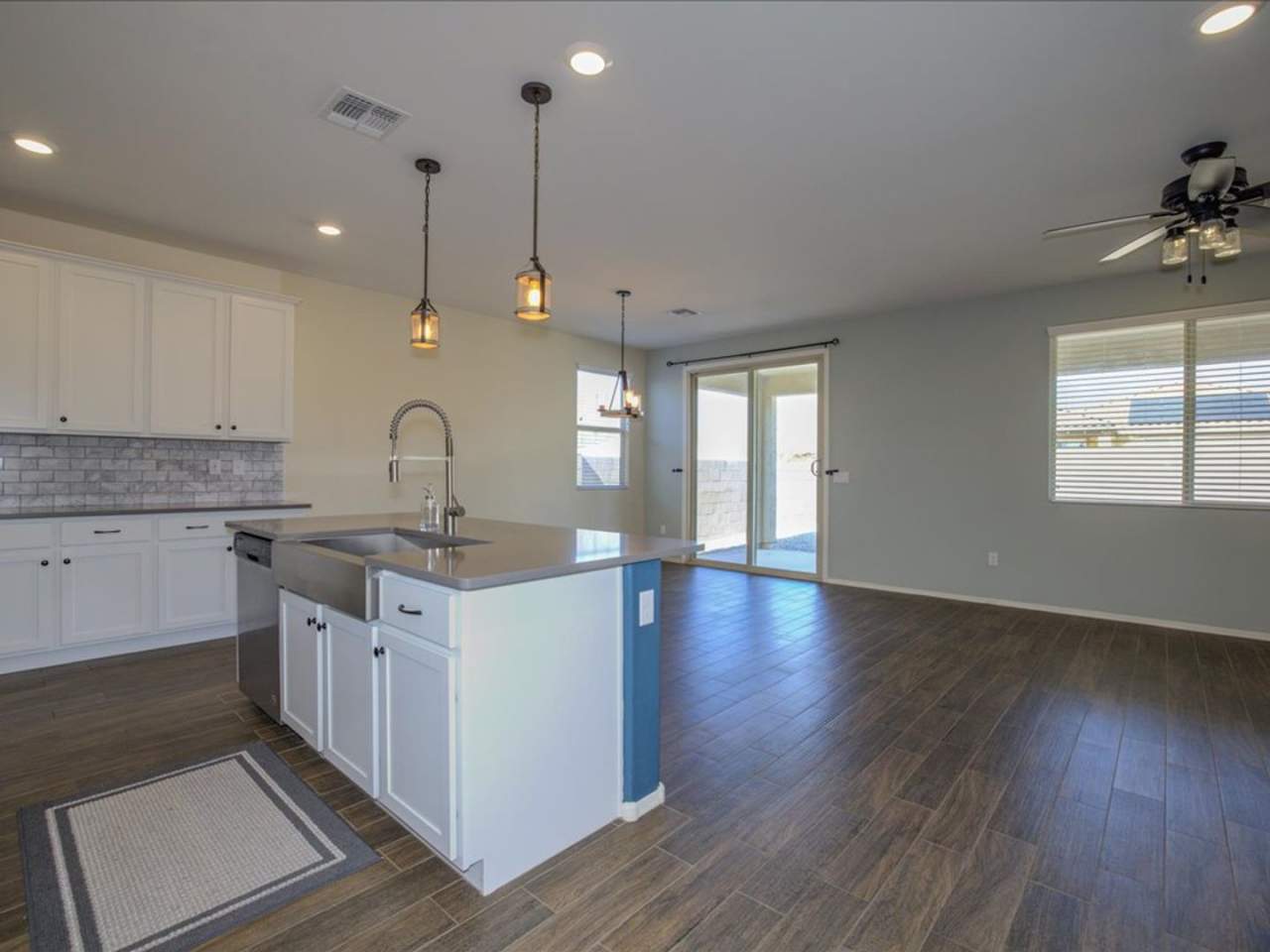 PROMO $400 OFF FIRST MONTH'S RENT!*