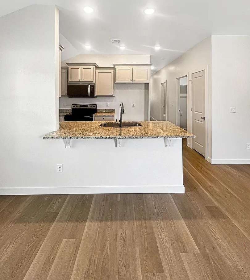 Stylish Contemporary 3-Bedroom Duplex in Lawton