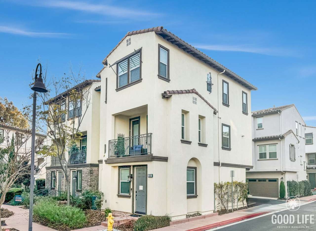 Great 2B/2.5BA Townhome in Oceanside!