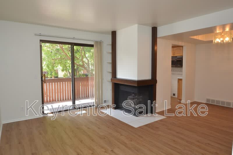 6877 Countrywoods Cir