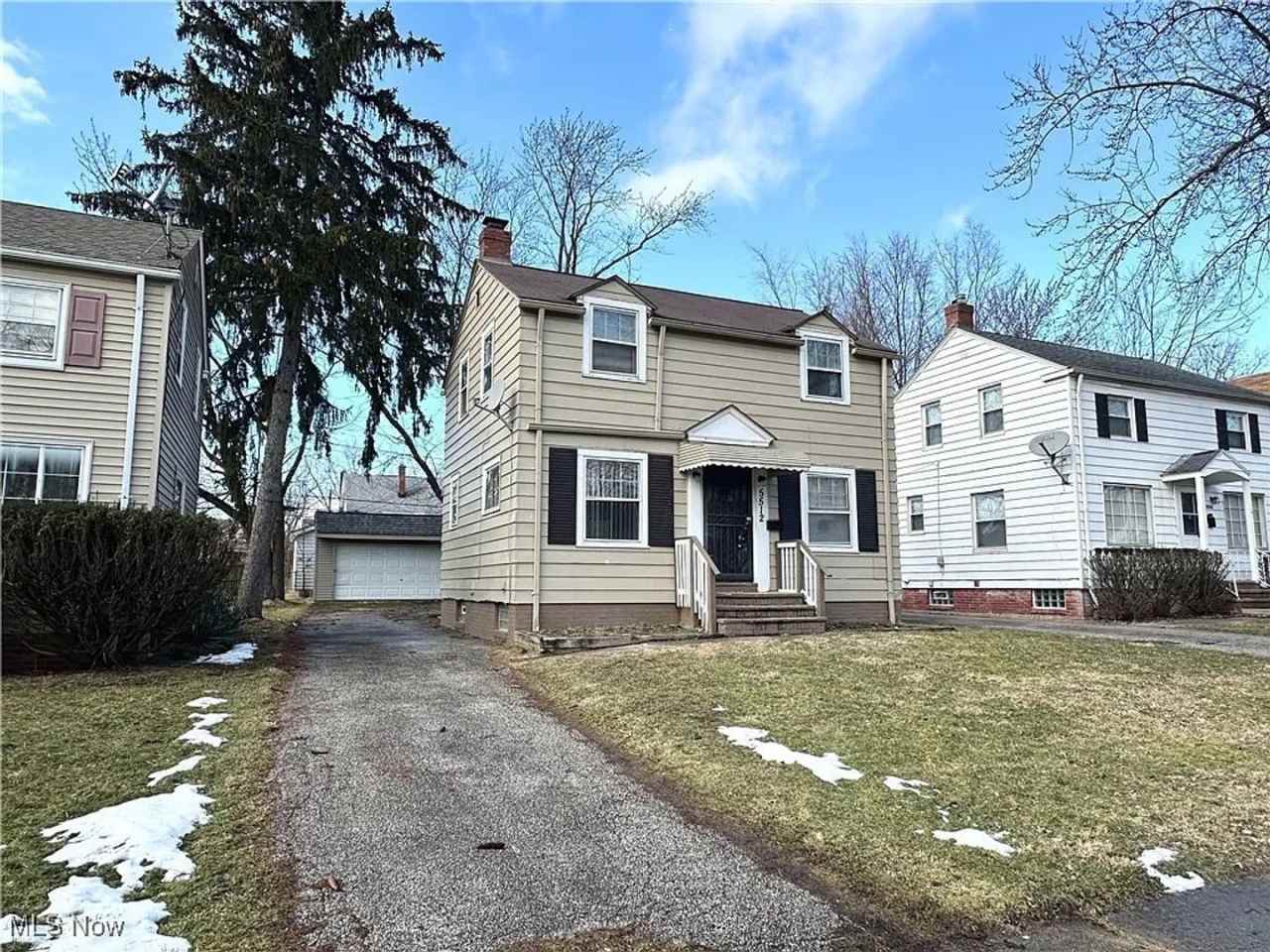 Beautiful 3 bedrooms 1 bath in Maple Heights