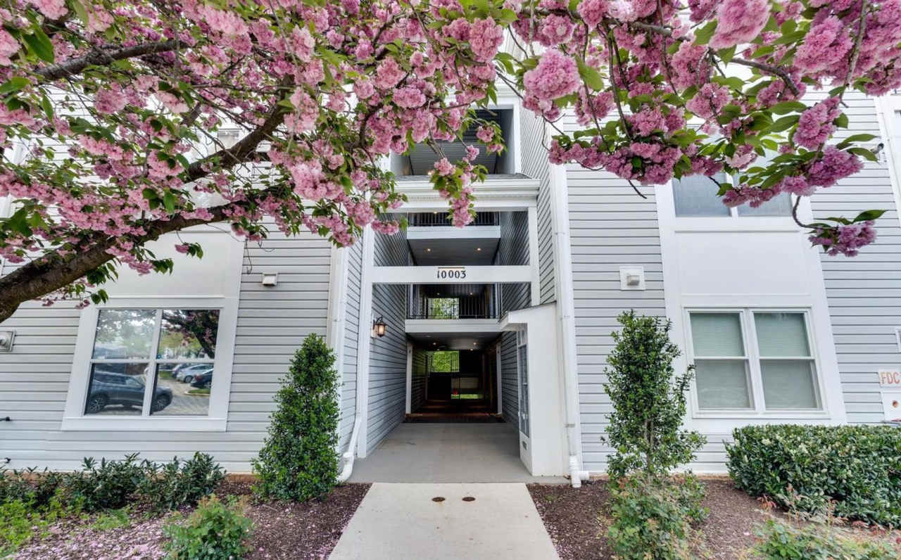 Beautiful 3BR 2BA condo located in the Decoverly neighborhood of Rockville