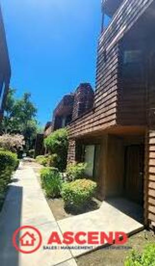 Charming Townhouse in the Stockdale Area