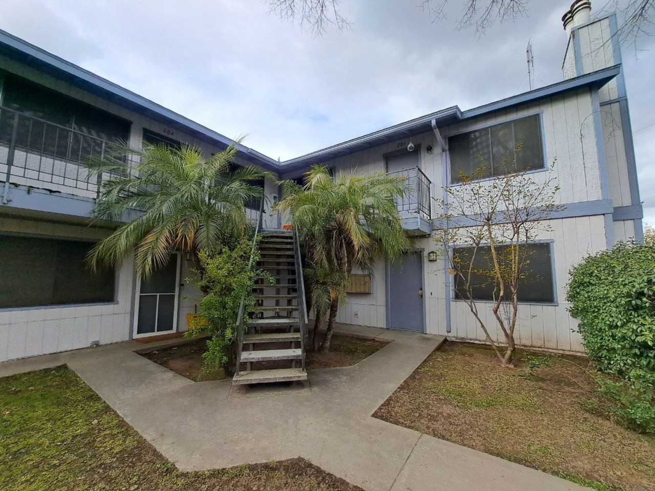 2 Bedroom Upstairs Apartment Near Clinton  Wishon!