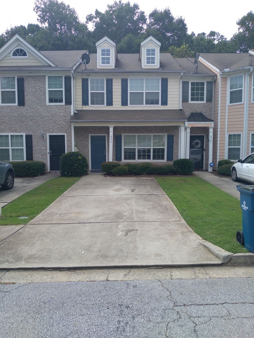 3 beds 2 bath property in Atlanta!! -- Security Deposit is NEGOTIABLE!