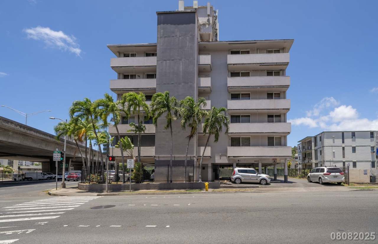 2 bd, 1 ba, 1 assigned parking Condo in 1402 Piikoi St #202