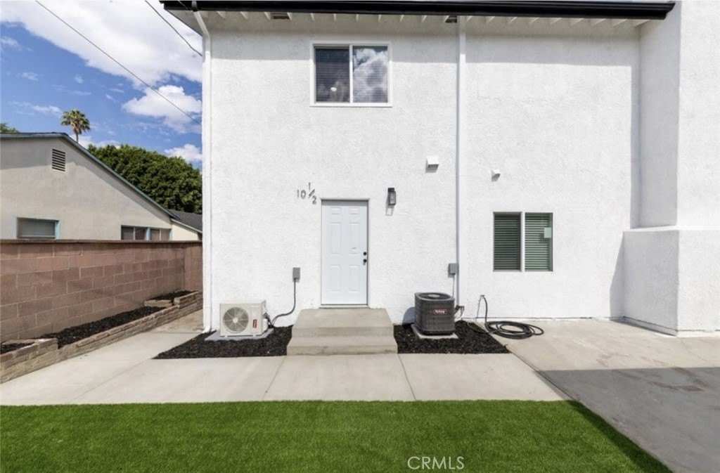 10 W Trafford Street 1/2