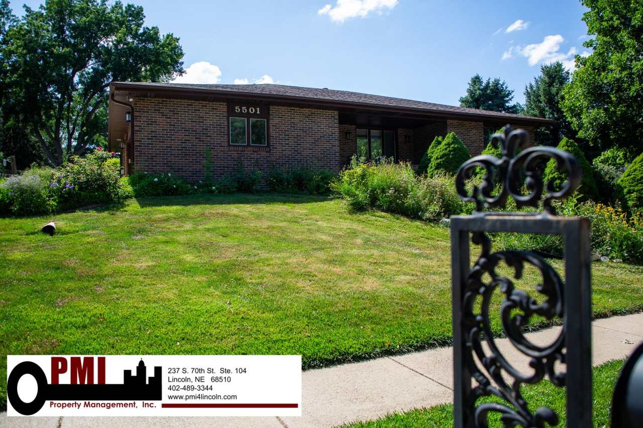 3 Bedroom and 2 bathroom Colonial Hills House for rent!