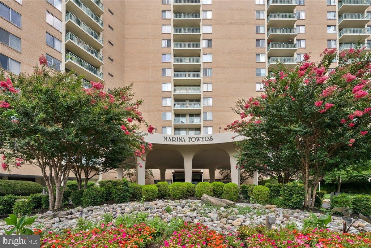 501 SLATERS Lane unit: 907