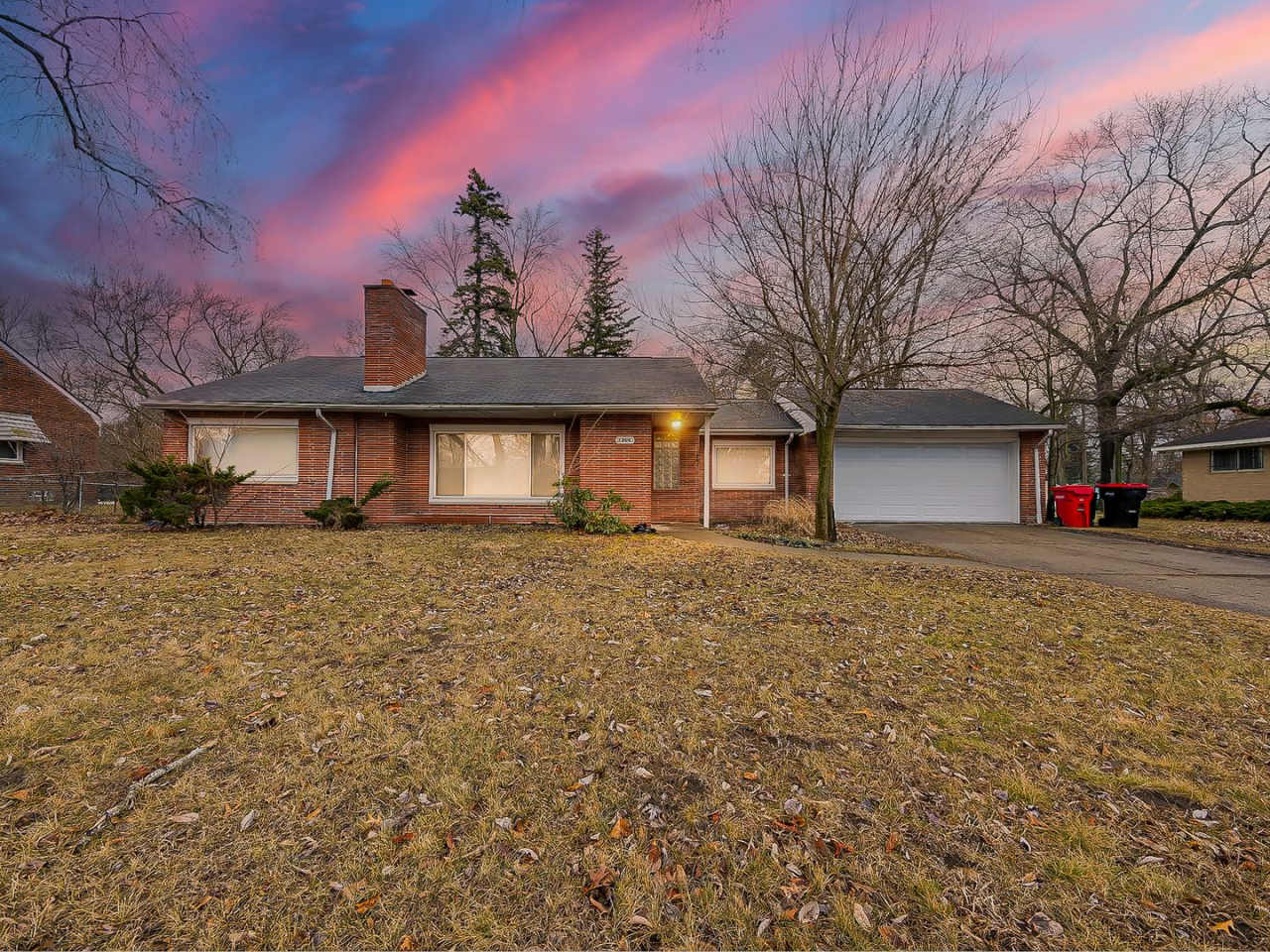Welcome to this charming single-family ranch in Southfield, MI!