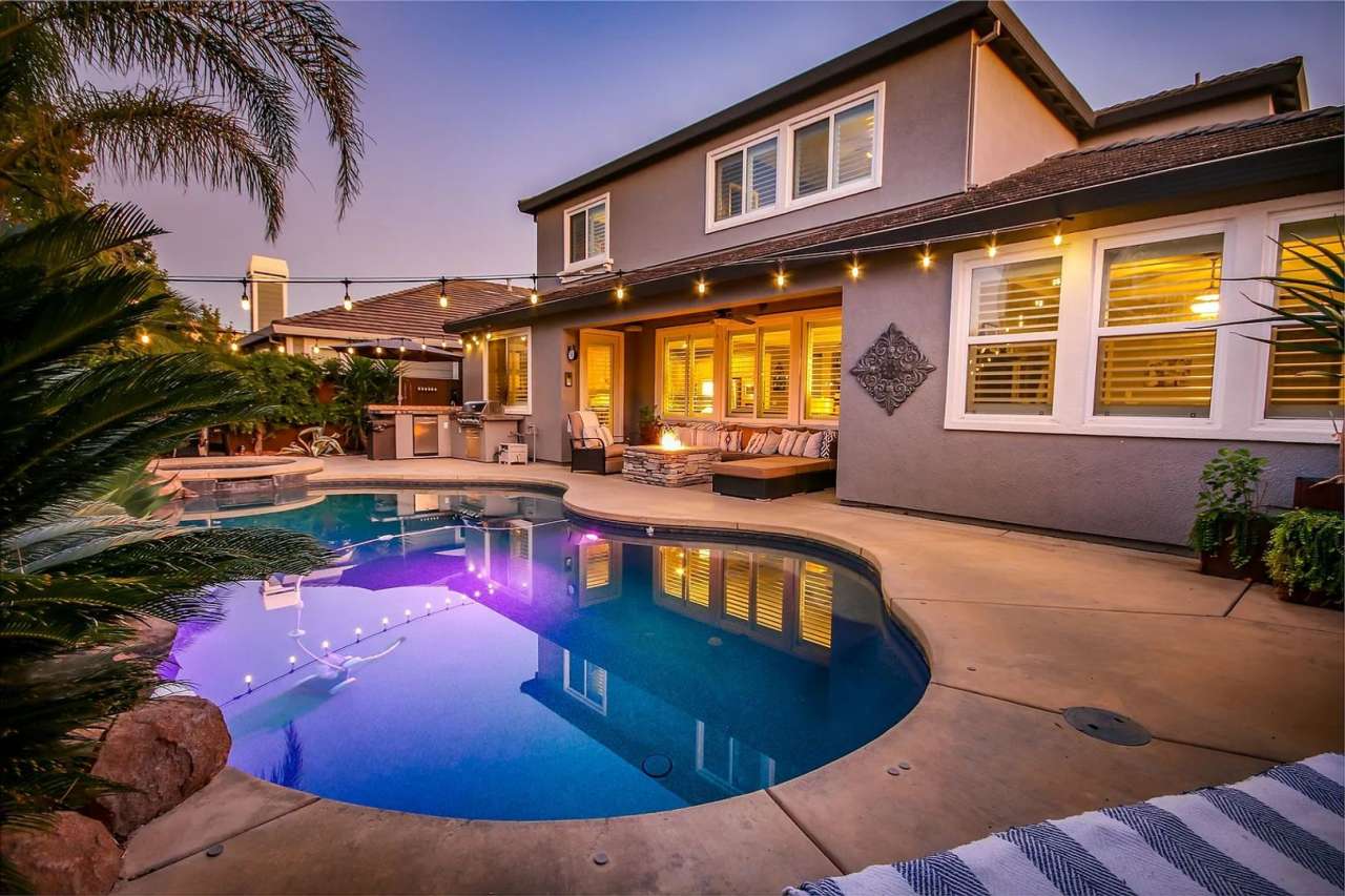 Amazing Solar Fosket Ranch Pool, Spa, Built in Kitchen Theater Room 4 Bedroom with Theater Room and Office Loft, Master Bedroom Downstairs Walking distance to Schools