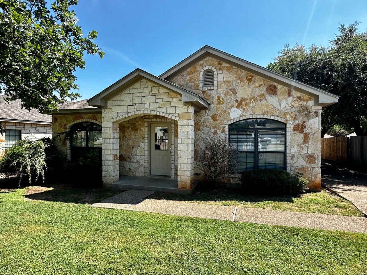 Spacious 5/4 House with Open Floor Plan Near Campus!