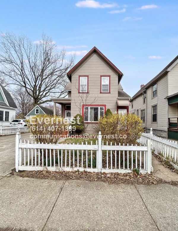 1858 W 45th St Upper