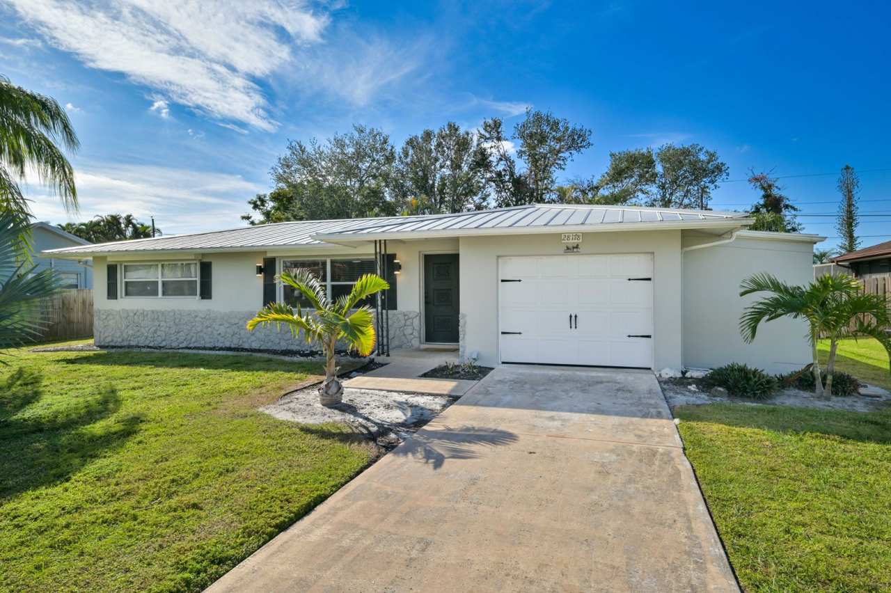 ** Charming Villa in Bonita Springs ~ Completely Renovated ~ Furnished ~ 1 Car Garage **