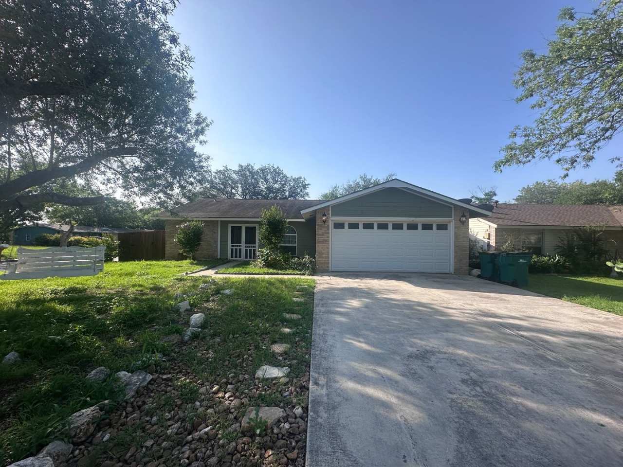 CUTE 3/2 NESTLED ON A CORNER LOT IN CONVERSE, TX W/ EASY ACCESS TO RANDOLPH AFB, FT. SAM, FORUM SHOPPING, 35, 1604,  I-10