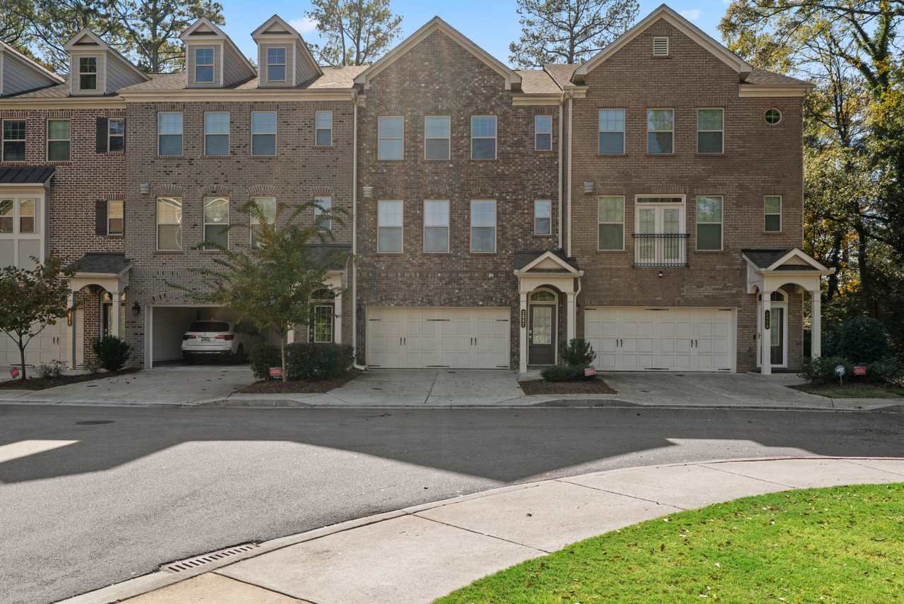 4 BEDROOM TOWNHOME IN CHAMBLEE!