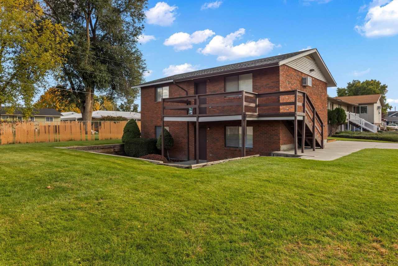 Large Luxury home complete with Washer and Dryer! Large Patio area.