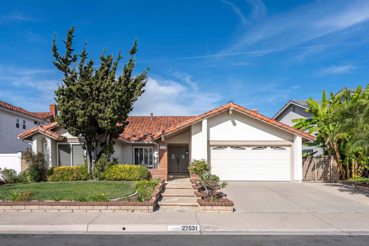 Single-story living with incredible panoramic sunset, mountain, and city light views