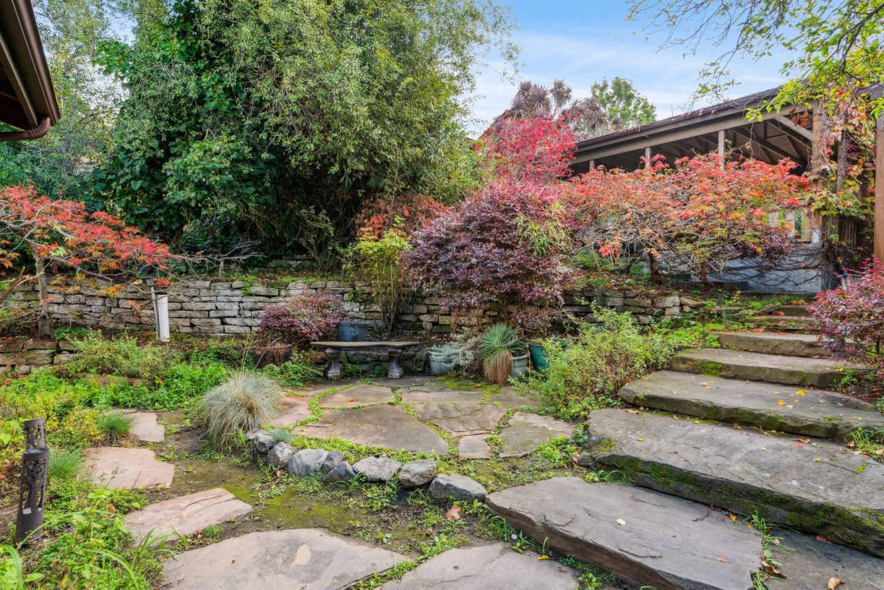 385 Moraga Ave Back Unit