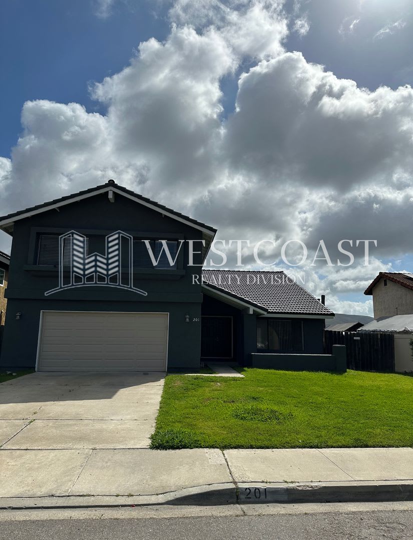 Spacious 3-Bedroom Home with Stunning Views – Spring Valley, CA - **$500 MOVE-IN SPECIAL***