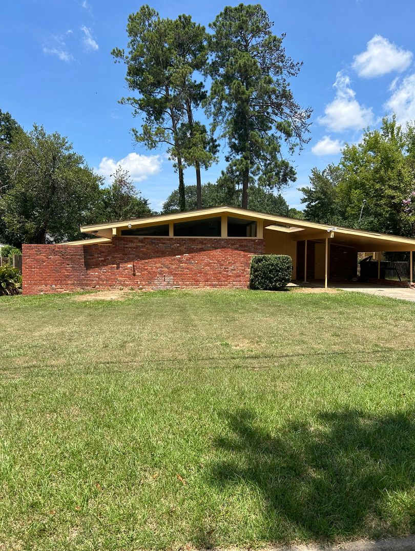 North Columbus and convenient to schools, shopping and I-185.