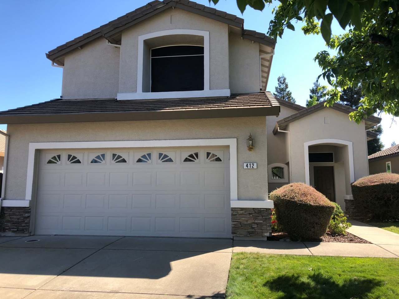 Gorgeous Folsom Home with full bed and bath downstairs!