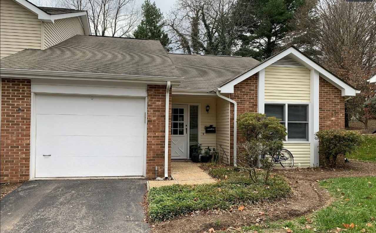 Newly Remodeled Town Home Close To Downtown With A Garage
