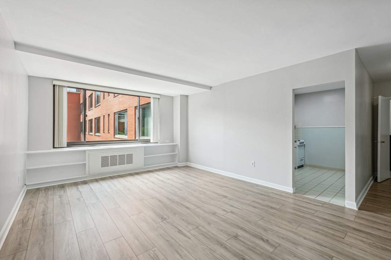 Spacious  Bright Studio at River Place