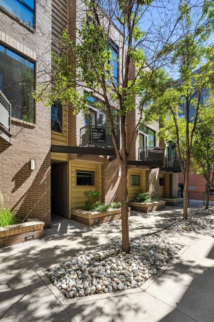 *Move-in Special* 3 Story Condo with Rooftop Deck in Denver