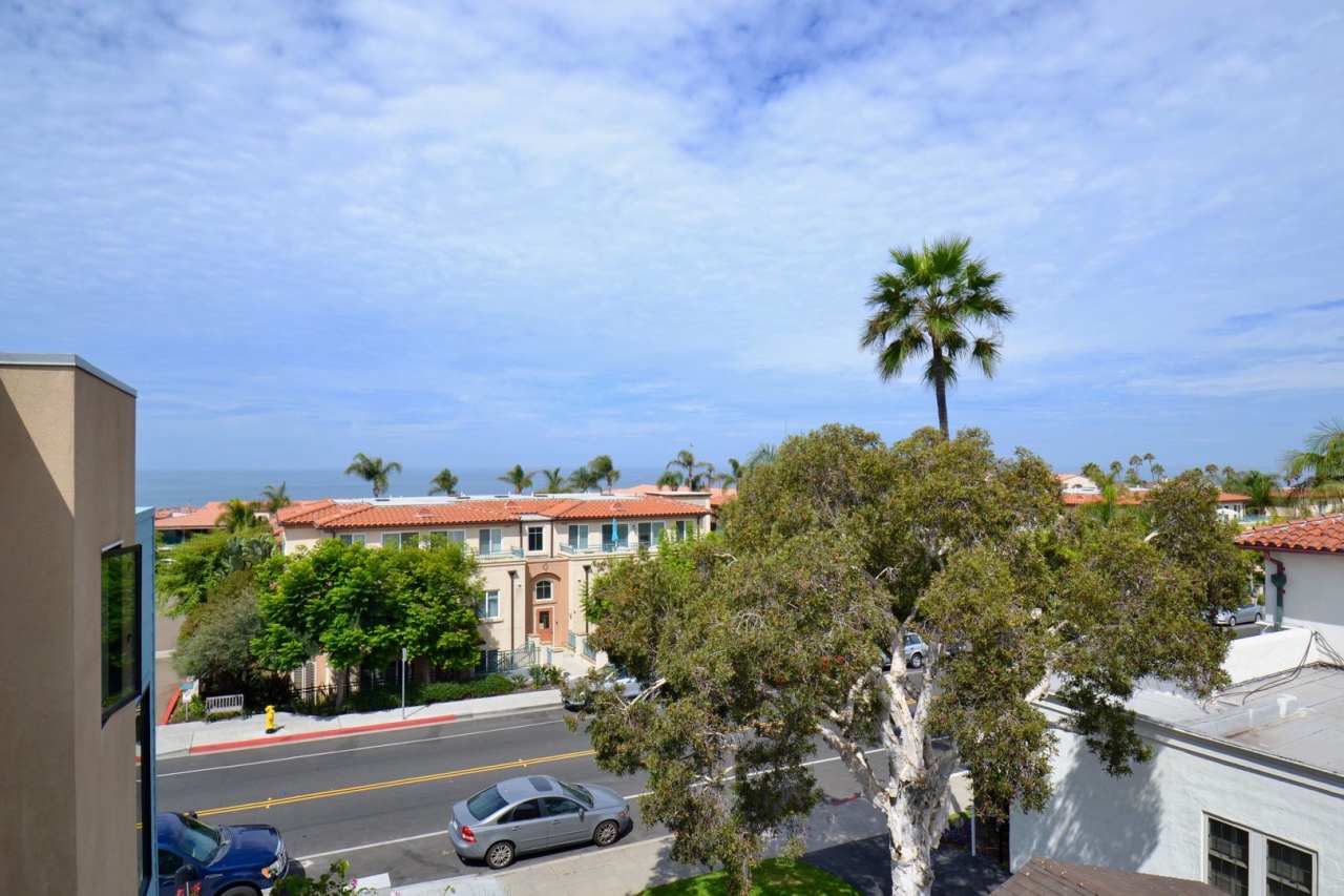 CENTRAL AC! 2 Car Garage! 3 Minute WALK TO THE BEACH! Roof Deck! OCEAN VIEW!