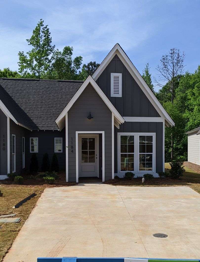 2 Bedroom Cottage in Fox Run Village!