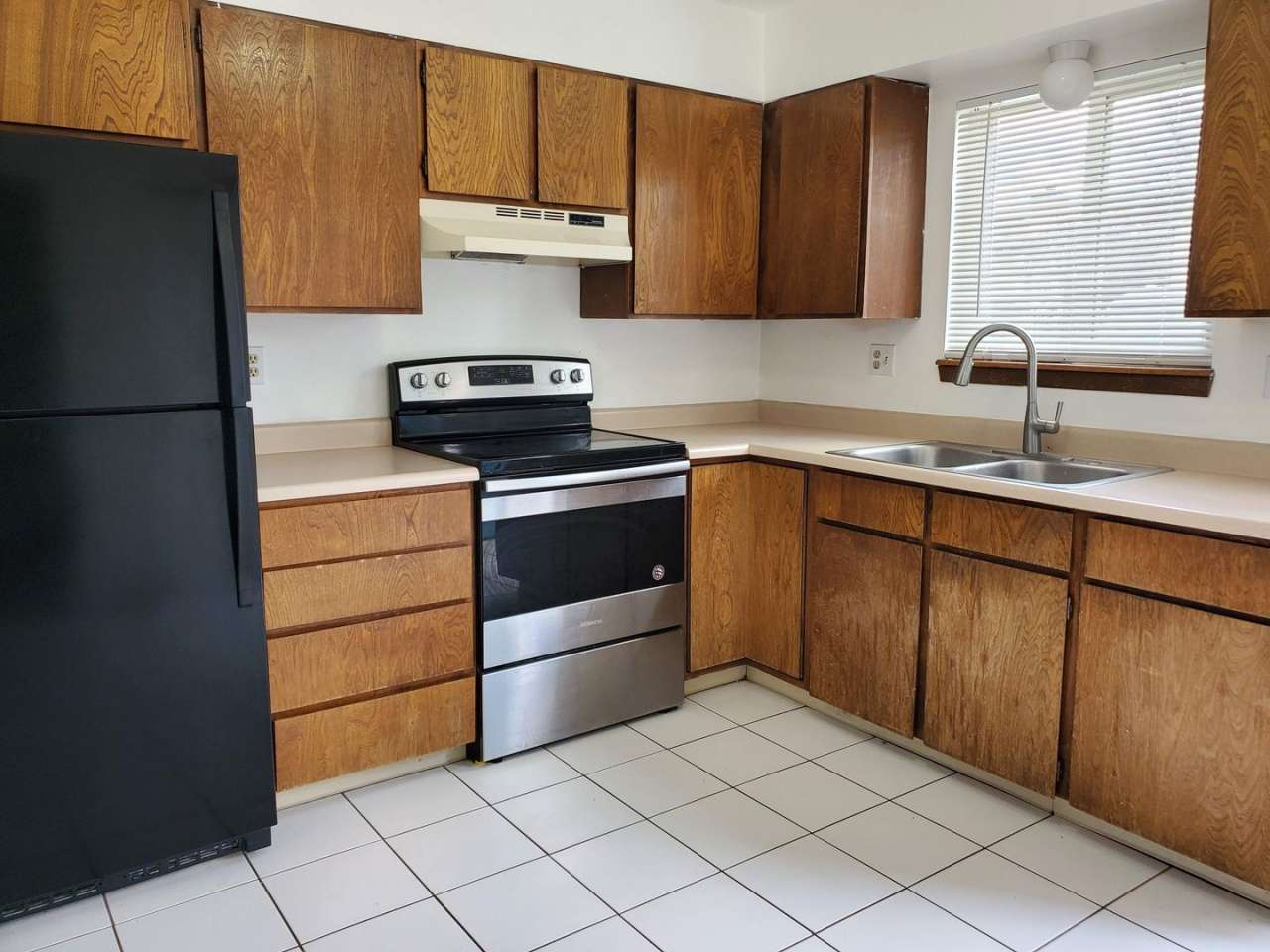 Townhome with 2 bedrooms, 1.5 bath - Available Now