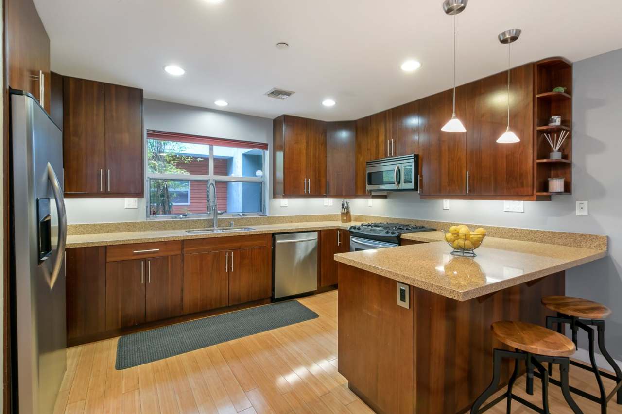 A stunningly elegant Townhome in studio city is now available for you to rent.