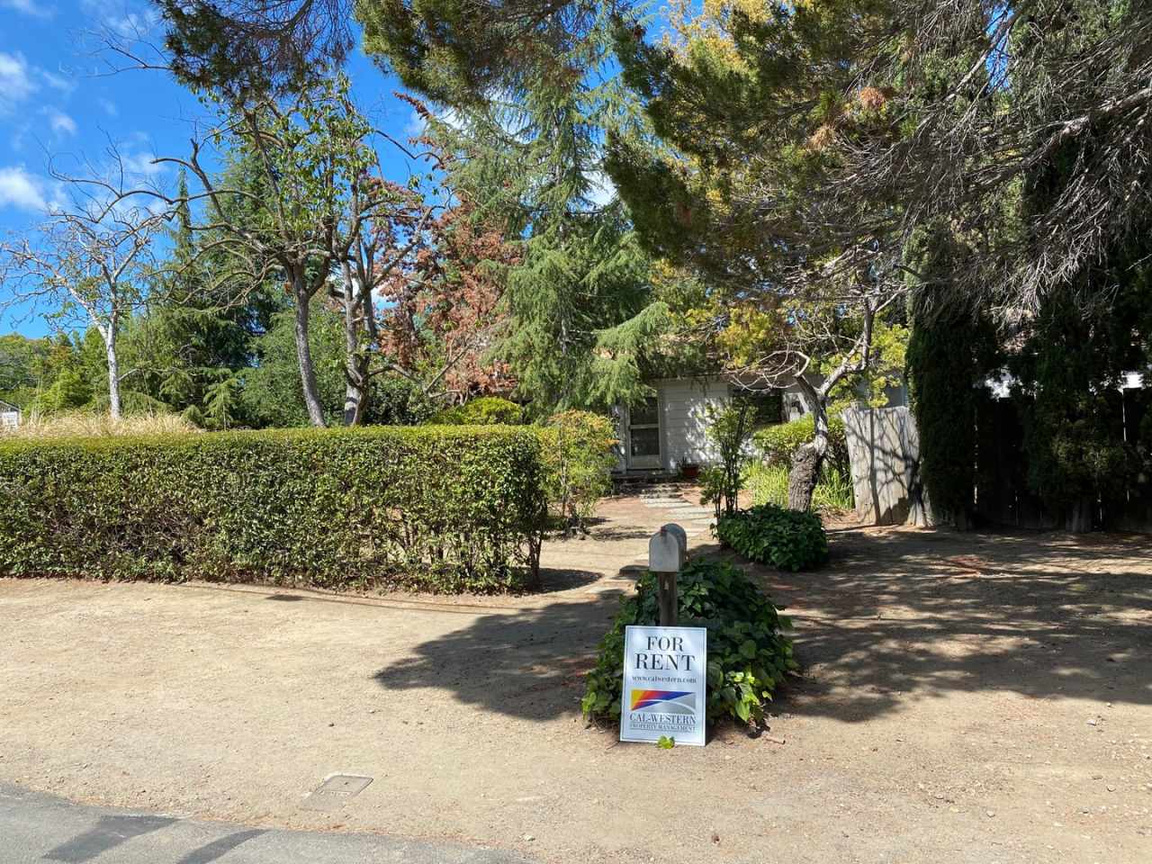 3 bed House with bonus room available. Pets Welcome!