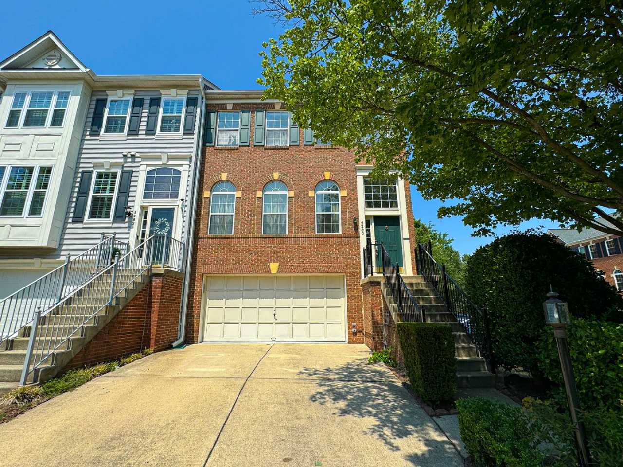Stunning 3 Bed 3.5 Bath Brick Colonial End-Unit Townhome In Vibrant Kingstowne Community