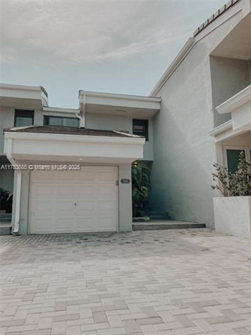 316 Poinciana Dr unit 808 SUNNY ISLES BEACH, FL 33160