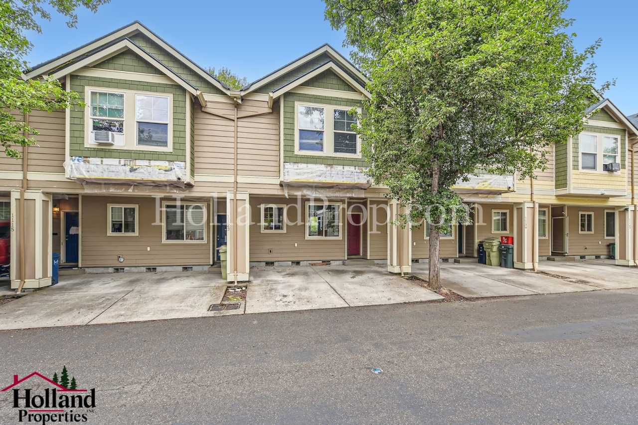 Beautiful 3 Bed / 2 Bath home in Hillsboro NEW PRICE at $1,750 plus Special $150 credit on your first full month's rent ***