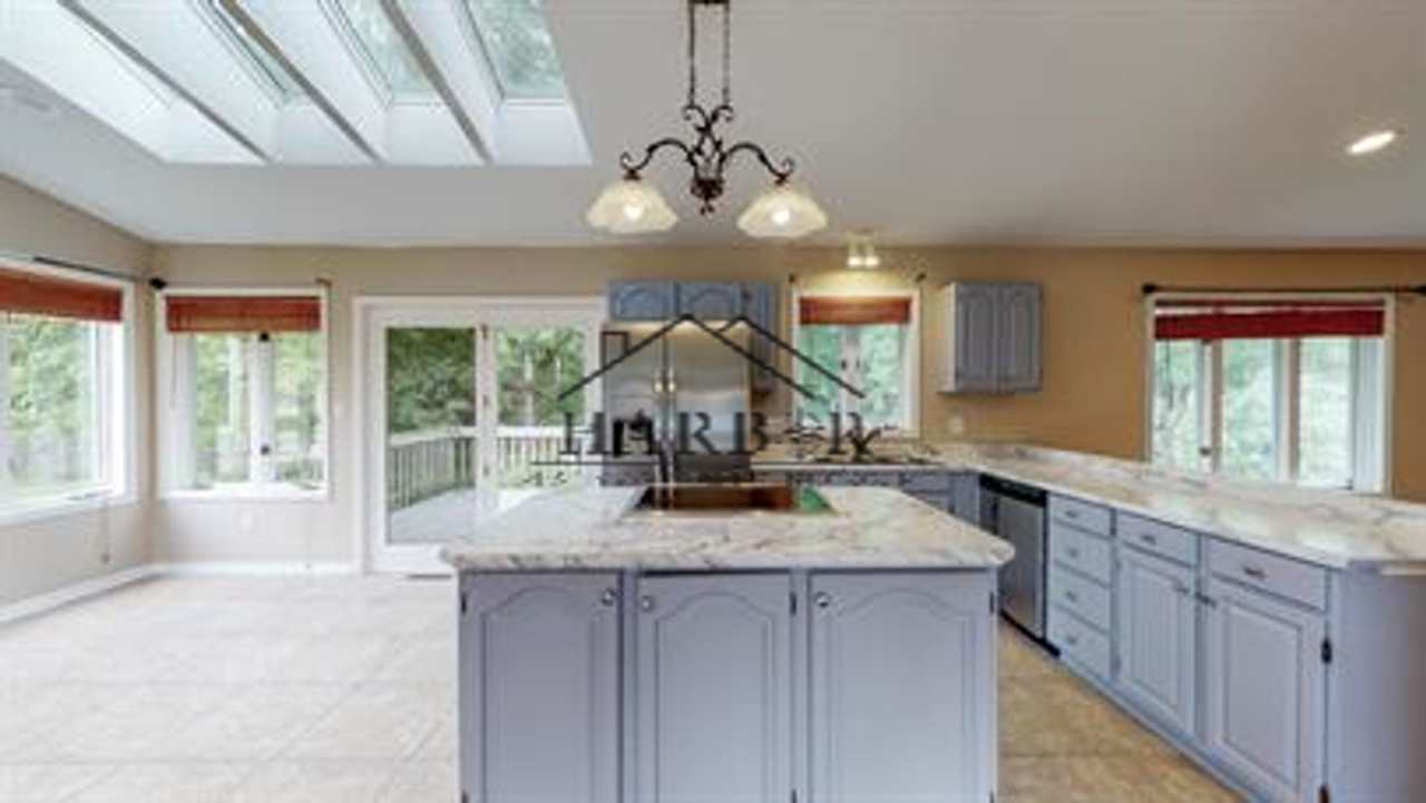 Single Family Home with Vaulted Ceilings!