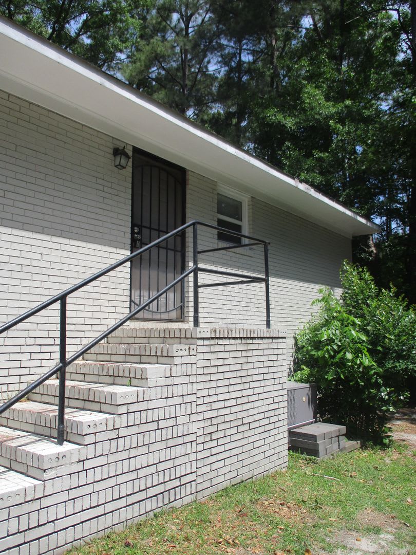 2114- B Elvira~ Fayetteville NC 28303**2 WEEKS OFF FIRST FULL MONTH'S RENT**