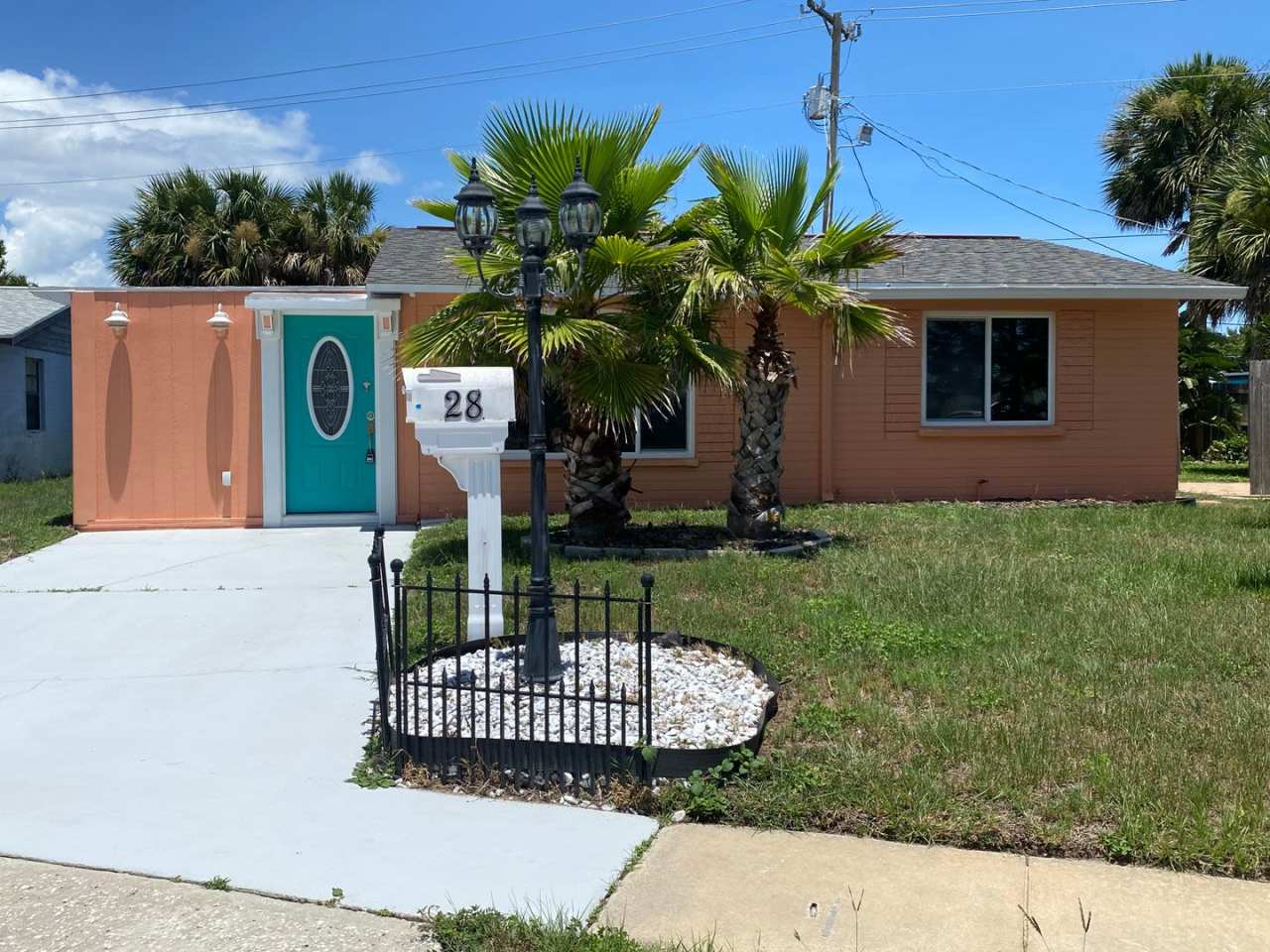 Adorable Beachside Bungalow in Ormond by the Sea