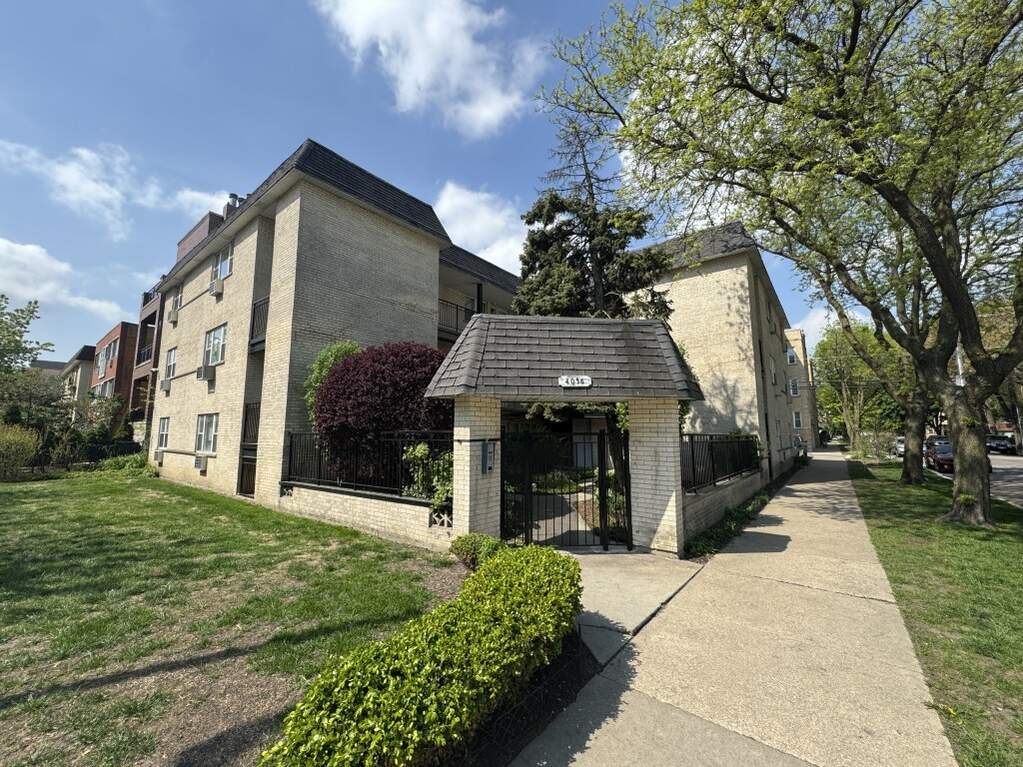 4056 N California Ave