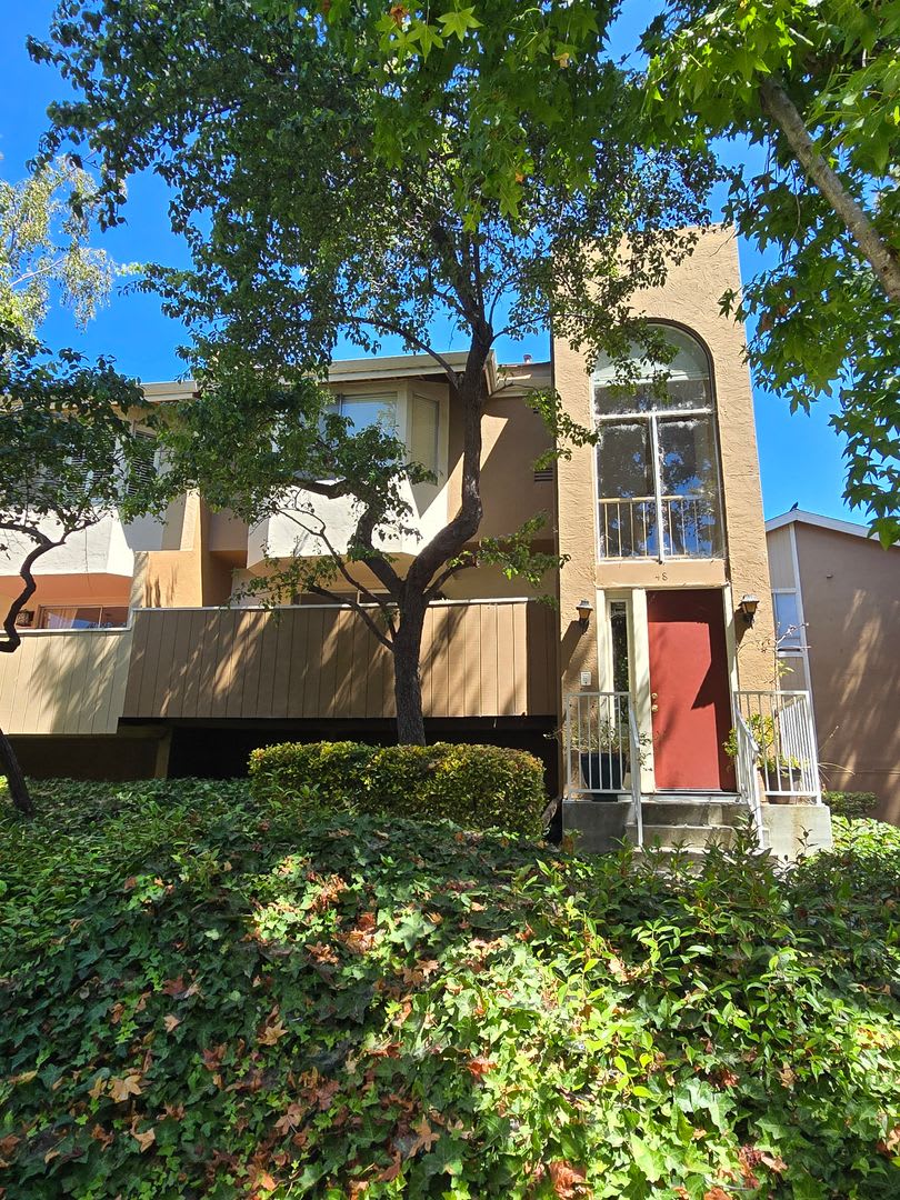 Tri Level Townhouse located in a Gated Community in San Pablo ..