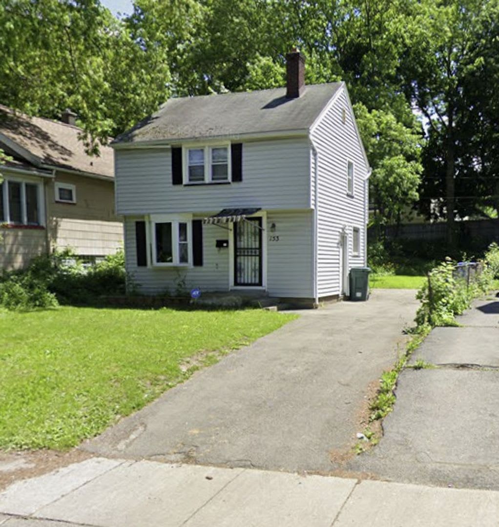 Cute 2/3 Bedroom Single Family House Available Soon