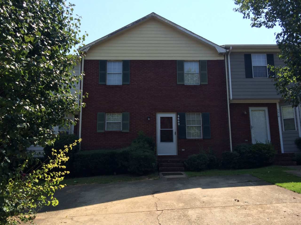 FRESHLY UPDATED TOWHOME.