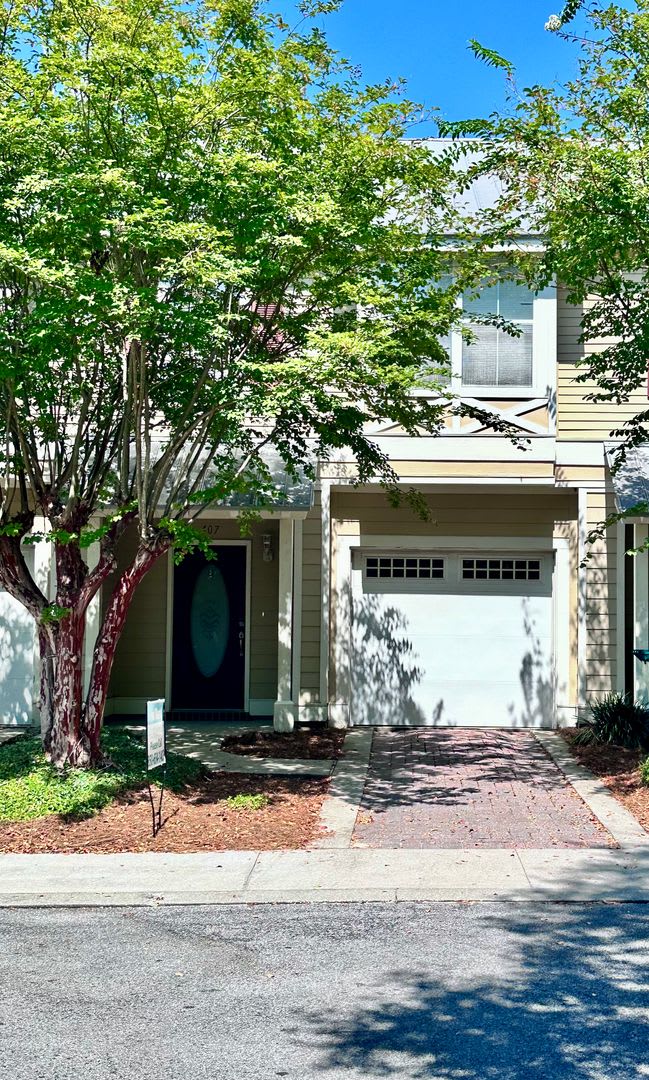 Adorable 3B/2.5B Unfurnished Townhome located in Twin Lakes Neighborhood!