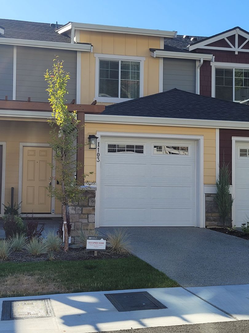 Kent Gated community townhome for lease - 2 bedroom 2.5 bathroom furnished - 1 car garage - Available December 15th!