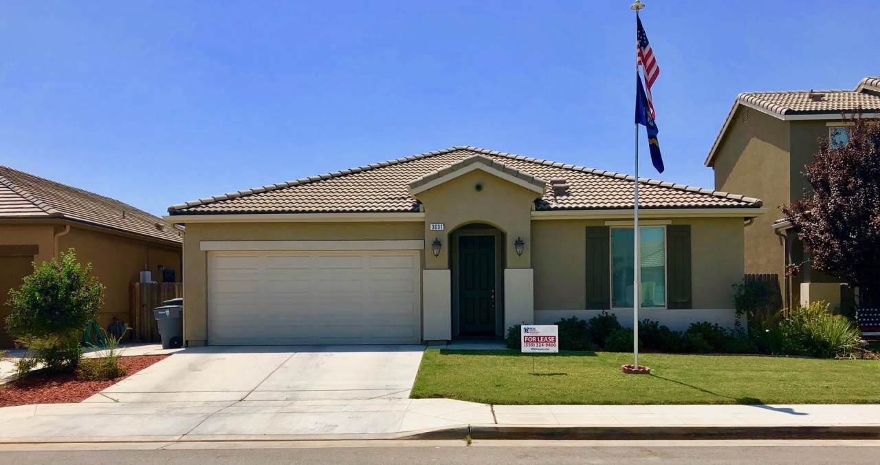 $2,295 Temperance  Shields, 3 Bedroom Home - N. Schneider Ave, Fresno