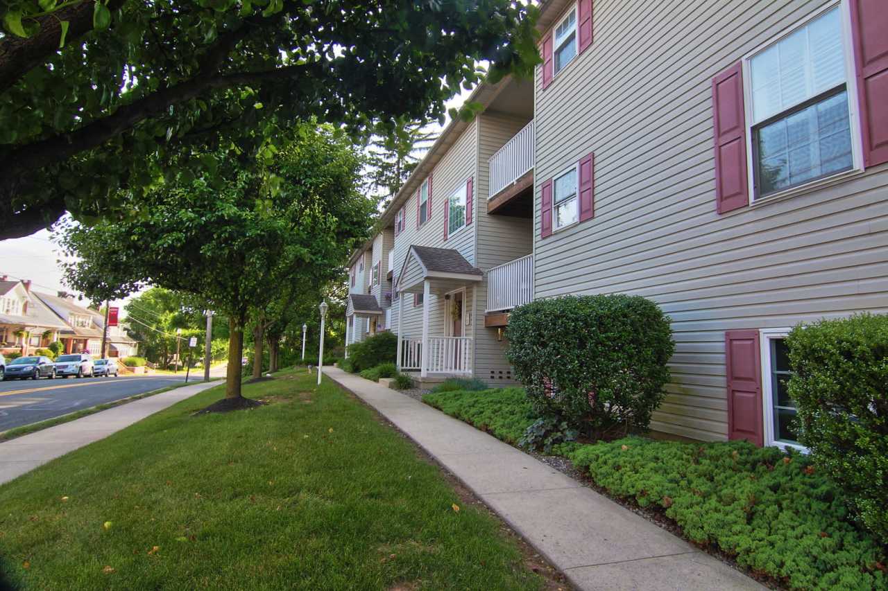 2 Bed, 1 Bath (50+) Apartment for Rent!